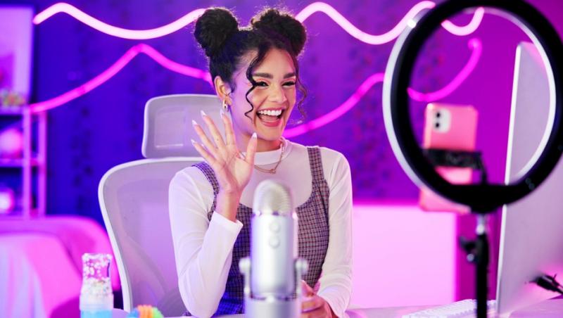 O influenceriță își filmează viață nonstop de mai bine de trei ani. Cât câștigă: „Sinucidere profesională”