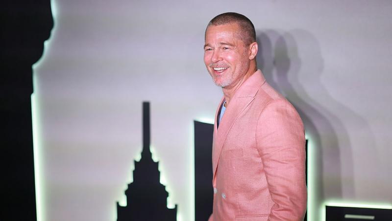 Brad Pitt îmbrăcat cu un sacou roz