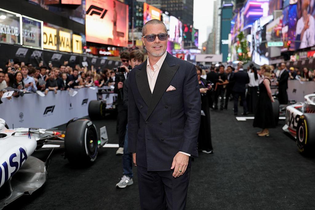 Brad Pitt îmbrăcat cu costum bleumarin