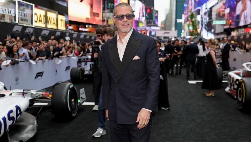 Brad Pitt îmbrăcat cu costum bleumarin