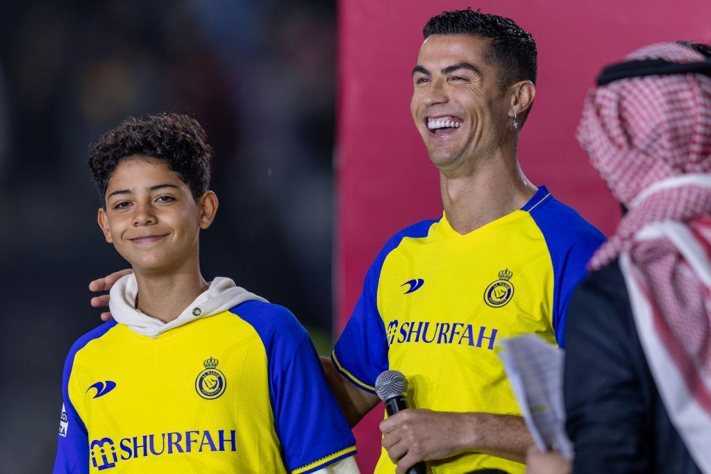 Cristiano Ronaldo alături de fiul său, ambii îmbrăcați în echipamentul echipei Al-Nassr
