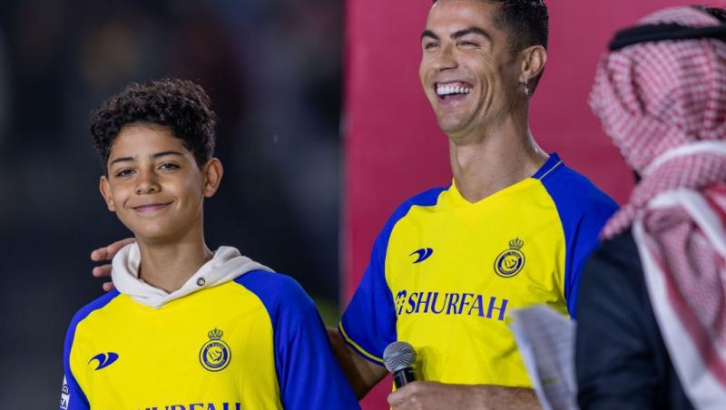 Cristiano Ronaldo alături de fiul său, ambii îmbrăcați în echipamentul echipei Al-Nassr