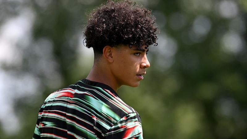 Cristiano Ronaldo Junior îmbrăcat în echipamentul de fotbal al Portugaliei