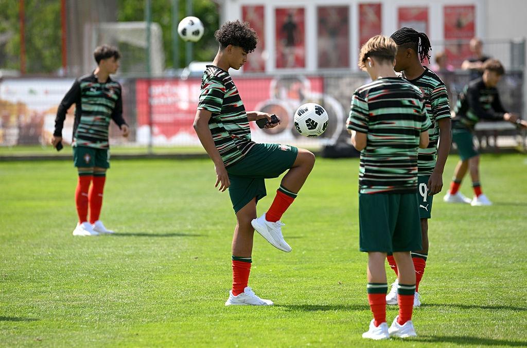 Cristiano Ronaldo Junior îmbrăcat în echipamentul de fotbal al Portugaliei, jonglând mingea