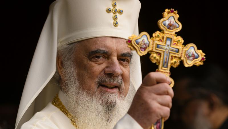 patriarhul daniel cu cruce în mână