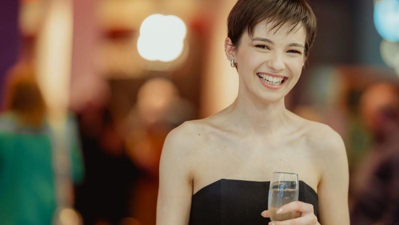 De ce s-a tuns scurt Karina Jianu. Cine i-a recomandat actriței din „Ana, Mi-ai fost scrisă în ADN” să facă asta în facultate