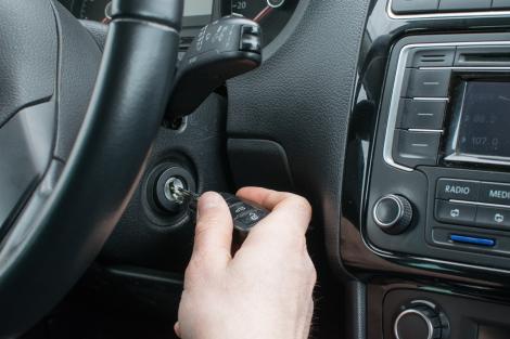 Partea din mașină care e plină de microbi. Experții avertizează că cei mai mulți șoferi nu știu riscul real