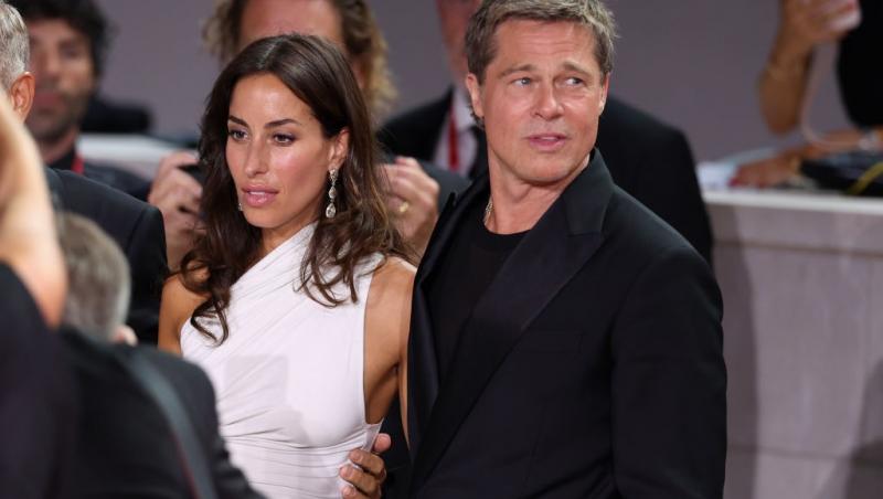 Brad Pitt alături de actuala lui parteneră, Ines de Ramon,  îmbrăcați elegant la premiera F1