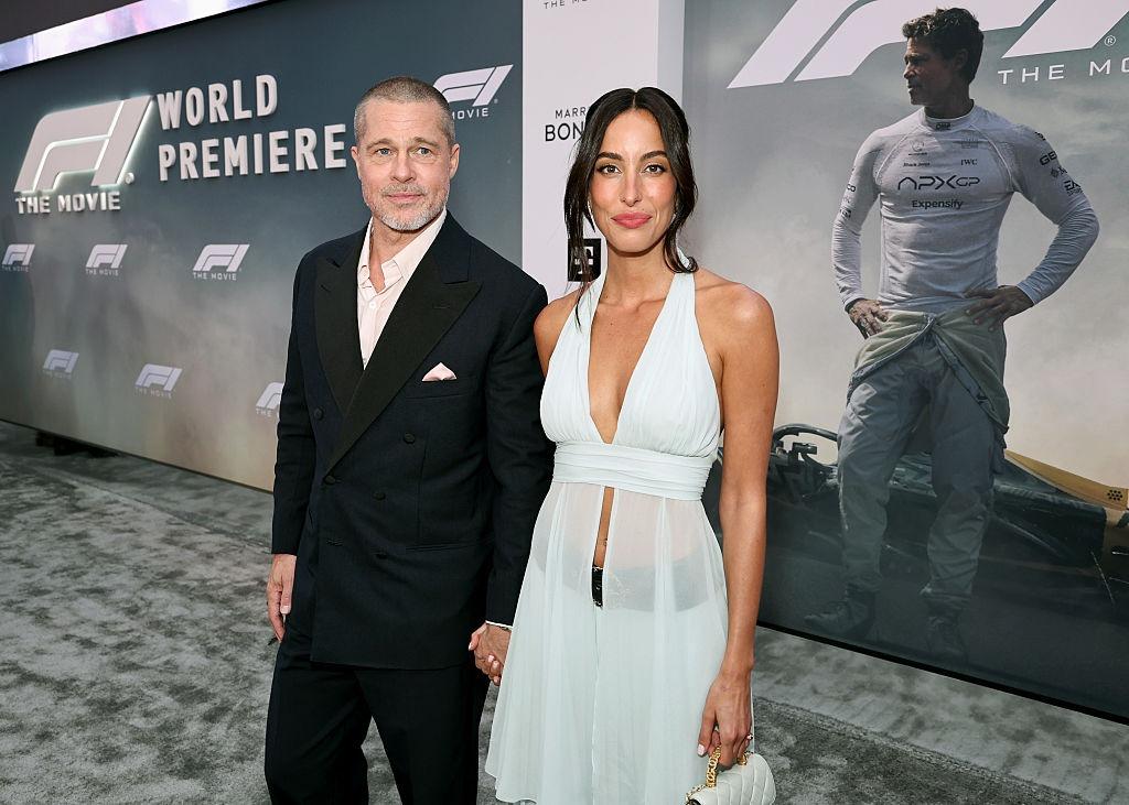 Brad Pitt alături de actuala lui parteneră, Ines de Ramon,  îmbrăcați elegant la premiera F1