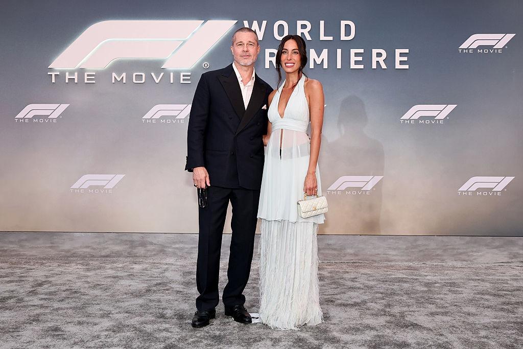 Brad Pitt alături de actuala lui parteneră, Ines de Ramon,  îmbrăcați elegant la premiera F1