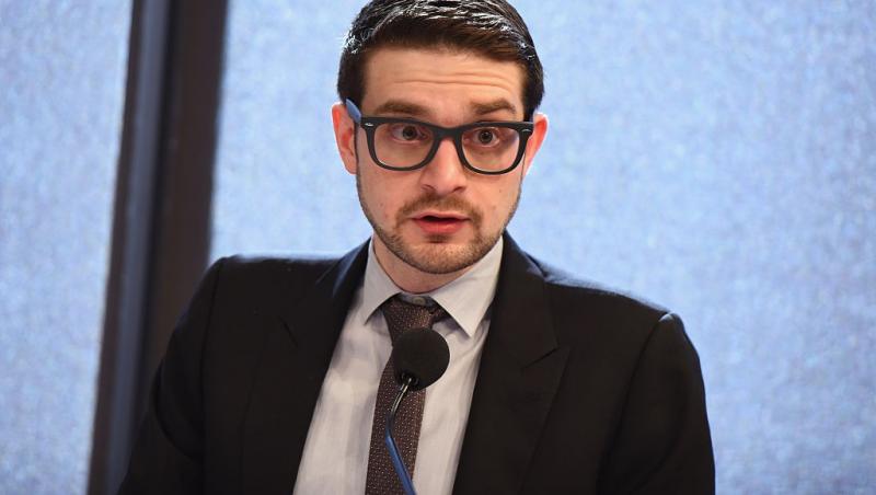 Fiul lui George Soros, Alex, îmbrăcat cu un costum negru