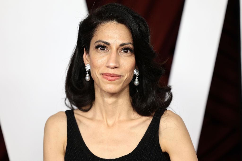 Huma Abedin îmbrăcată într-o rochie neagră fără mâneci