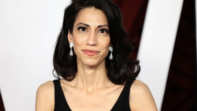 Huma Abedin îmbrăcată într-o rochie neagră fără mâneci