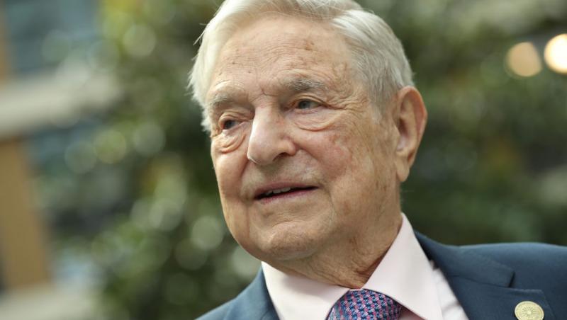 George Soros îmbrăcat cu un costum bleumarin
