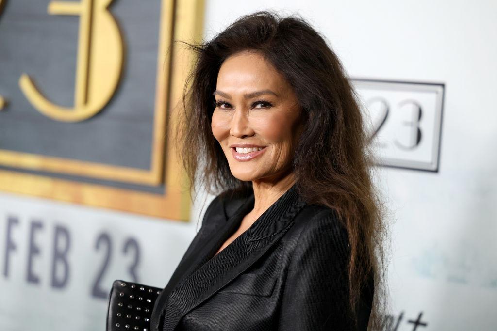 Tia Carrere îmbrăcată cu un sacou negru