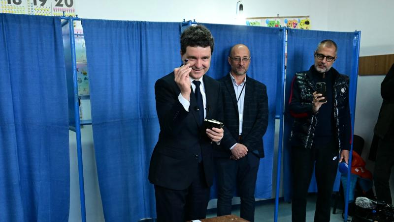 Cum au apărut Nicușor Dan și Mirabela Grădinaru la serbarea de sfârșit de an a micuței Aheea. Cei doi au venit separat