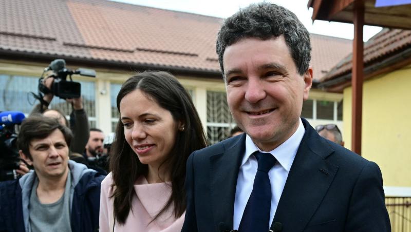 Cum au apărut Nicușor Dan și Mirabela Grădinaru la serbarea de sfârșit de an a micuței Aheea. Cei doi au venit separat