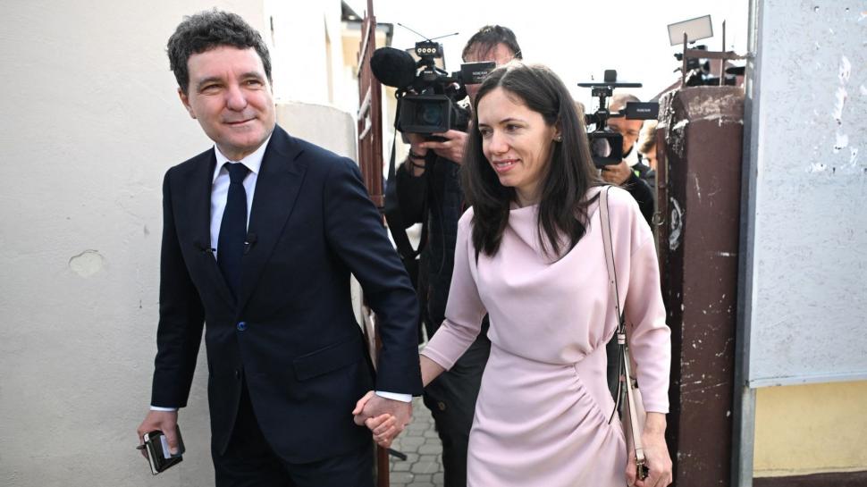 Cum au apărut Nicușor Dan și Mirabela Grădinaru la serbarea de sfârșit de an a micuței Aheea. Cei doi au venit separat
