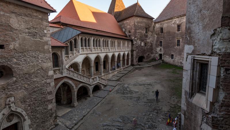 Descoperire uluitoare sub tencuiala din Castelul Corvinilor: „Cine sunt aceste personaje?”. Ce a apărut în timpul restaurării