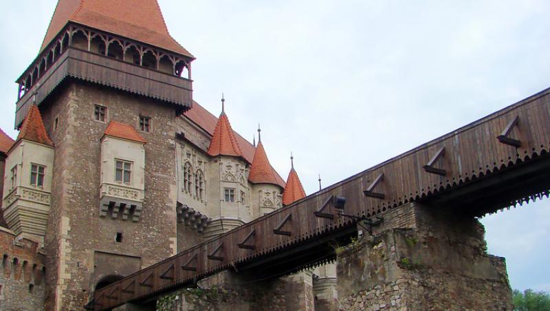 Descoperire uluitoare sub tencuiala din Castelul Corvinilor: „Cine sunt aceste personaje?”. Ce a apărut în timpul restaurării