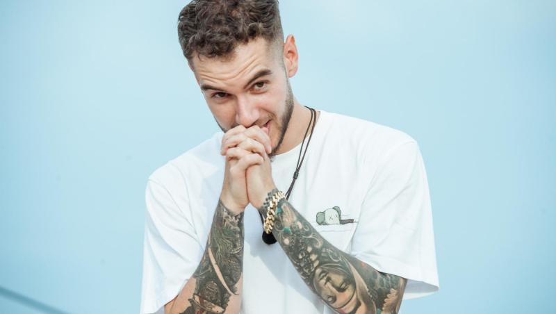 Theo Zeciu, cu lacrimi pe față în timp ce își filma iubita. Ce l-a făcut pe tânăr să plângă. Un fan a surprins momentul emoționant