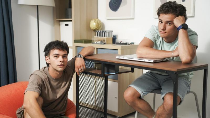 Foto-ghici. Băiețelul din imagine a ajuns un tânăr actor de succes. Cine îl recunoaște pe ”fiul” Alinei Chivulescu