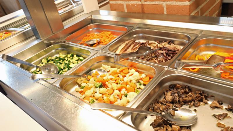 Meniul zilei cu 50 de lei pe litoral. Ce a primit, de fapt, un turist flămând