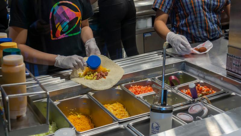 Meniul zilei cu 50 de lei pe litoral. Ce a primit, de fapt, un turist flămând