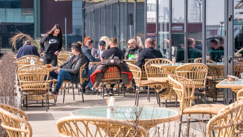 Meniul zilei cu 50 de lei pe litoral. Ce a primit, de fapt, un turist flămând