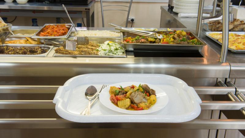 Meniul zilei cu 50 de lei pe litoral. Ce a primit, de fapt, un turist flămând