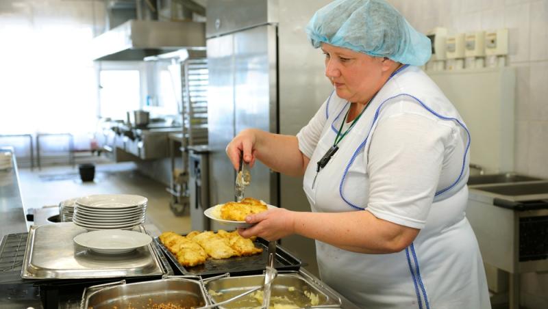 Meniul zilei cu 50 de lei pe litoral. Ce a primit, de fapt, un turist flămând