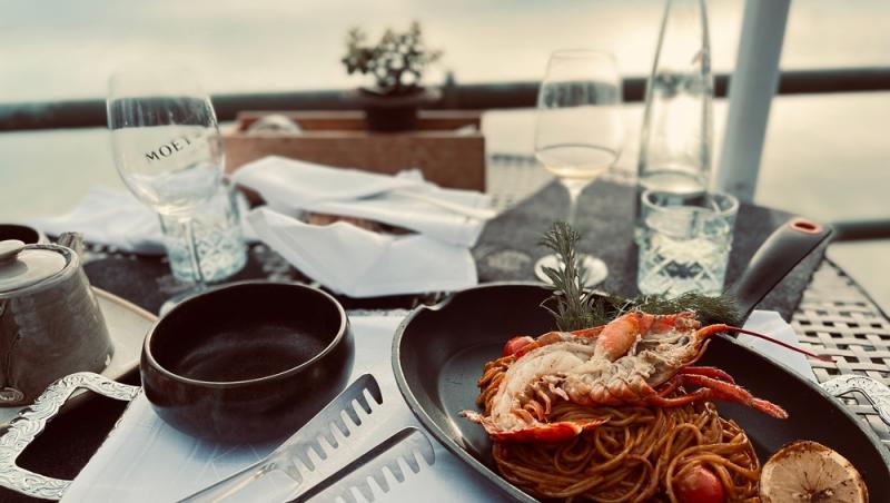 Meniul zilei cu 50 de lei pe litoral. Ce a primit, de fapt, un turist flămând