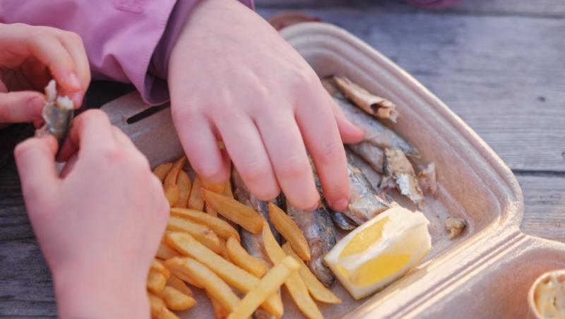 Meniul zilei cu 50 de lei pe litoral. Ce a primit, de fapt, un turist flămând