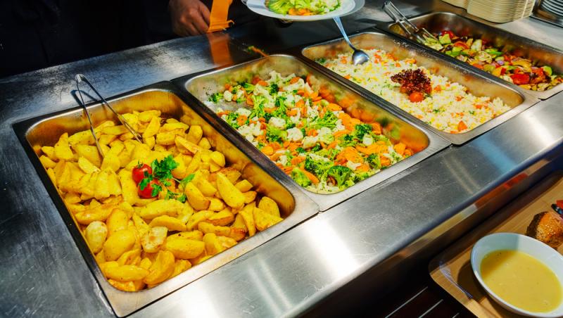 Meniul zilei cu 50 de lei pe litoral. Ce a primit, de fapt, un turist flămând