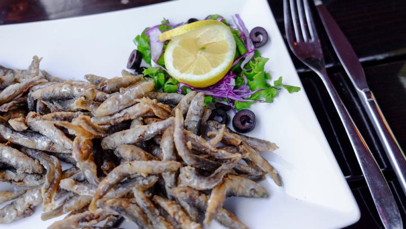 Meniul zilei cu 50 de lei pe litoral. Ce a primit, de fapt, un turist flămând