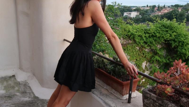 O femeie a devenit ținta criticilor, după ce și-a pregătit o salată în avion. Ce i-a nemulțumit pe călători, dar și pe internauți