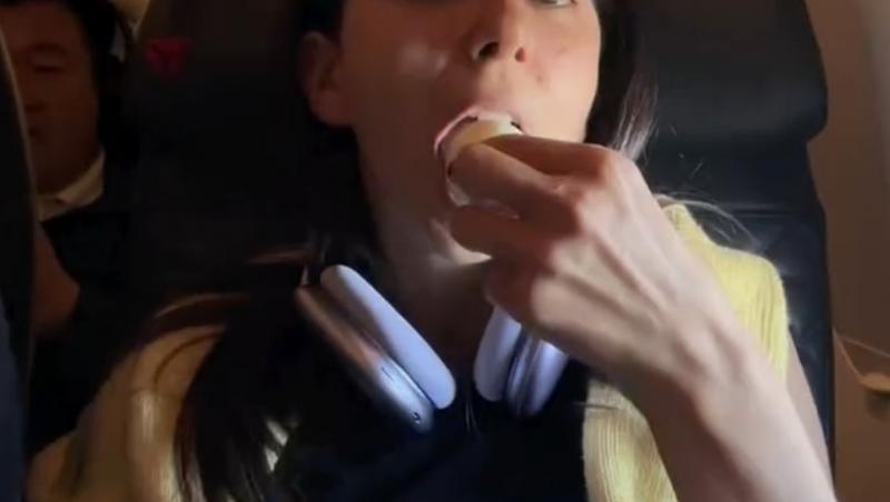 O femeie a devenit ținta criticilor, după ce și-a pregătit o salată în avion. Ce i-a nemulțumit pe călători, dar și pe internauți