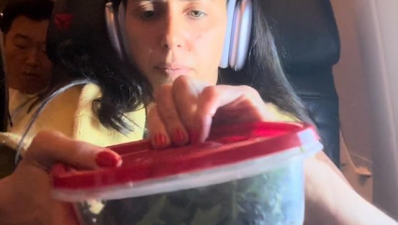 O femeie a devenit ținta criticilor, după ce și-a pregătit o salată în avion. Ce i-a nemulțumit pe călători, dar și pe internauți