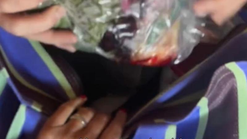 O femeie a devenit ținta criticilor, după ce și-a pregătit o salată în avion. Ce i-a nemulțumit pe călători, dar și pe internauți