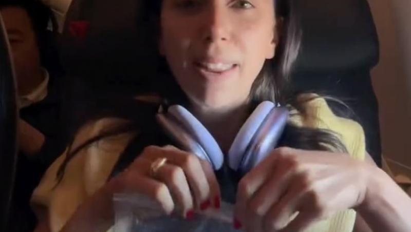 O femeie a devenit ținta criticilor, după ce și-a pregătit o salată în avion. Ce i-a nemulțumit pe călători, dar și pe internauți