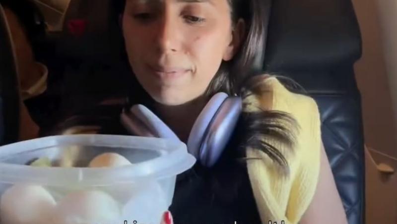 O femeie a devenit ținta criticilor, după ce și-a pregătit o salată în avion. Ce i-a nemulțumit pe călători, dar și pe internauți