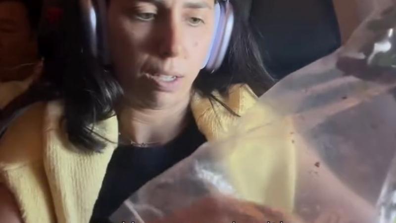 O femeie a devenit ținta criticilor, după ce și-a pregătit o salată în avion. Ce i-a nemulțumit pe călători, dar și pe internauți