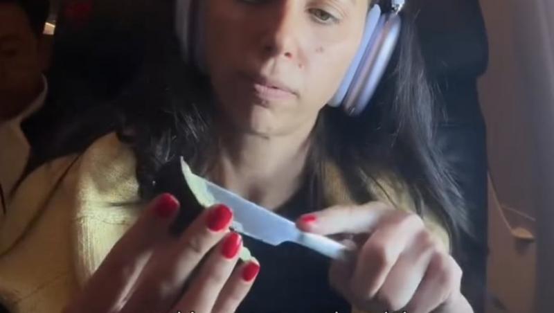 O femeie a devenit ținta criticilor, după ce și-a pregătit o salată în avion. Ce i-a nemulțumit pe călători, dar și pe internauți