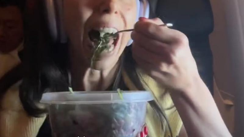 O femeie a devenit ținta criticilor, după ce și-a pregătit o salată în avion. Ce i-a nemulțumit pe călători, dar și pe internauți