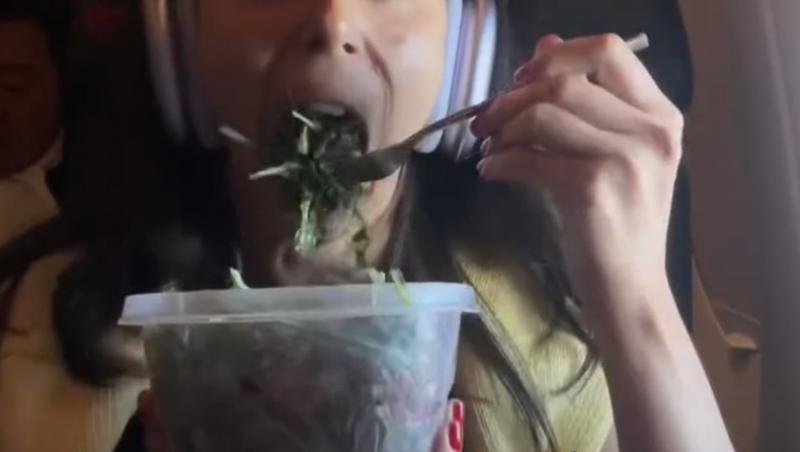 O femeie a devenit ținta criticilor, după ce și-a pregătit o salată în avion. Ce i-a nemulțumit pe călători, dar și pe internauți