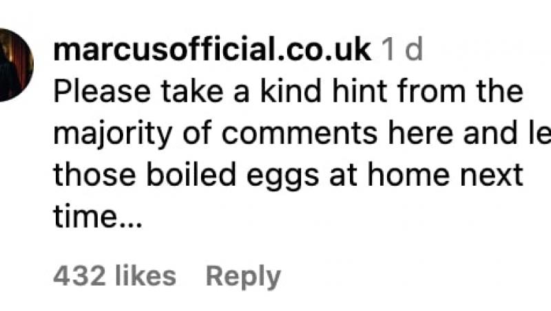 O femeie a devenit ținta criticilor, după ce și-a pregătit o salată în avion. Ce i-a nemulțumit pe călători, dar și pe internauți