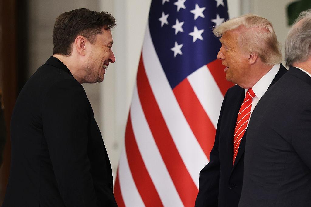 Elon Musk alături de Donald Trump, discutând