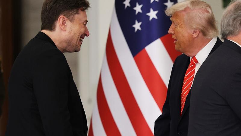 Elon Musk alături de Donald Trump, discutând