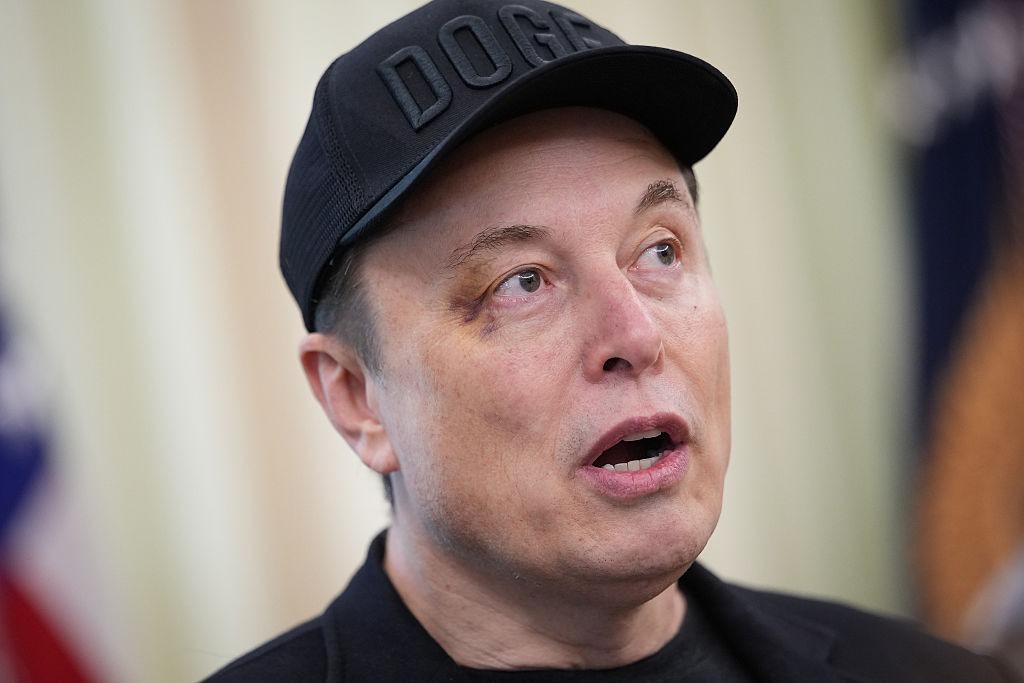 Elon Musk îmbrăcat într-o ținută complet neagră