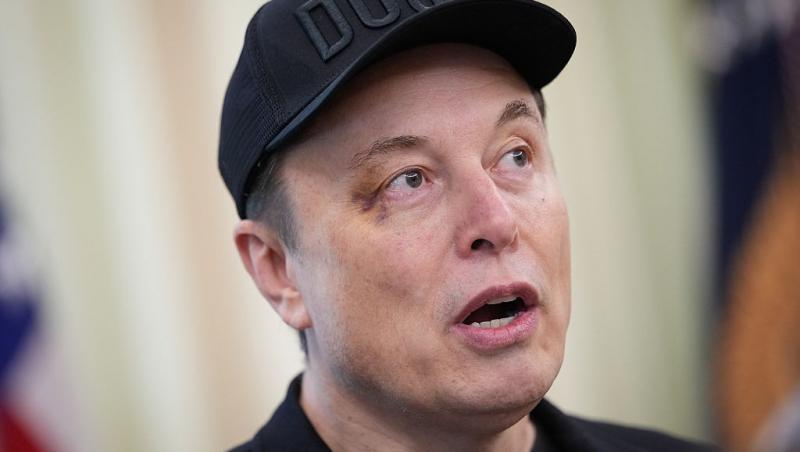 Elon Musk îmbrăcat într-o ținută complet neagră